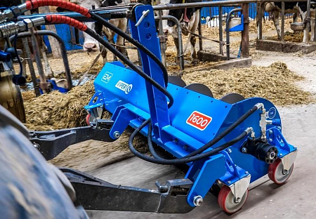 Подталкиватель кормов Viper навесной