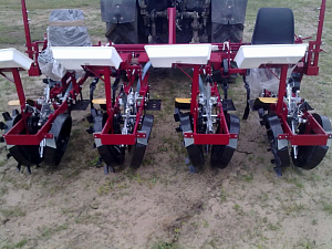 МАШИНА РАССАДОПОСАДОЧНАЯ 4-Х РЯДНАЯ (БЕСКАССЕТНАЯ) МР